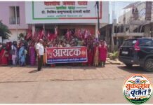 सत्ताधारी आमदार डॉ.मिलिंद नरोटे यांच्या कार्यालयासमोर अंगणवाडी सेविकांचा जोरदार निषेध ; प्रलंबित मागण्यांसाठी शेकडोंचा मोर्चा..!