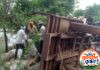 धानाचे पोते भरलेली ट्रॅक्टर ट्रॉली उलटली मात्र जीवित हानी टळली.