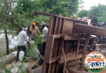 धानाचे पोते भरलेली ट्रॅक्टर ट्रॉली उलटली मात्र जीवित हानी टळली.
