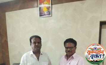 रस्त्याचे खड्डे बुजविण्यासाठी वामनरावजी मिसार यांचे सार्वजनिक बांधकाम विभाग अभियंता यांना निवेदन.