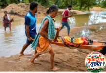 एटापल्ली तालुक्यातील दुर्गम कोईंदूळ येथे रस्ता नसल्याने गर्भवतीचा स्ट्रेचर वरून 1.5 कि.मी जीवघेणा प्रवास