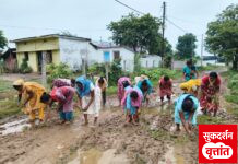 सावली तालुक्यातील किसाननगर येथे प्रशासनाच्या दुर्लक्षाविरोधात निषेध करून चिखलमय रस्त्यावरच नागरिकांची ” रोवणी ” ; रस्ता बांधकामाची नागरिकांची मागणी